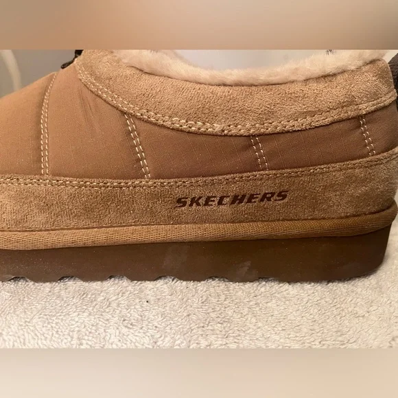 9 Wide Men's Skecher's Brown Fleece-Lined Slippers - Picture 4 of 8